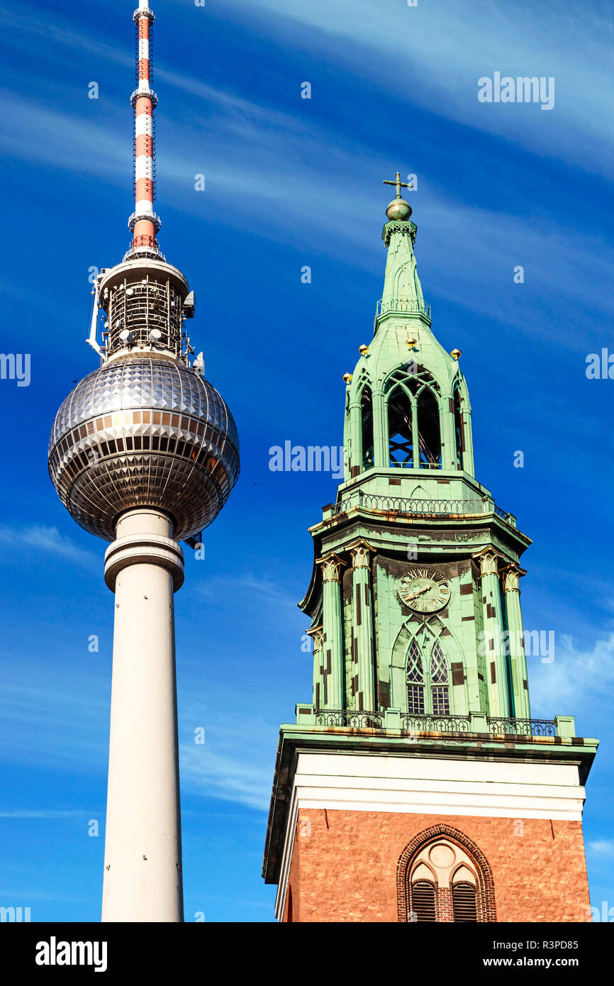 Berlin, Deutschland. Fernsehturm Fernsehturm am Alexanderplatz neben dem Turm von St. Mary's Church Stockfoto