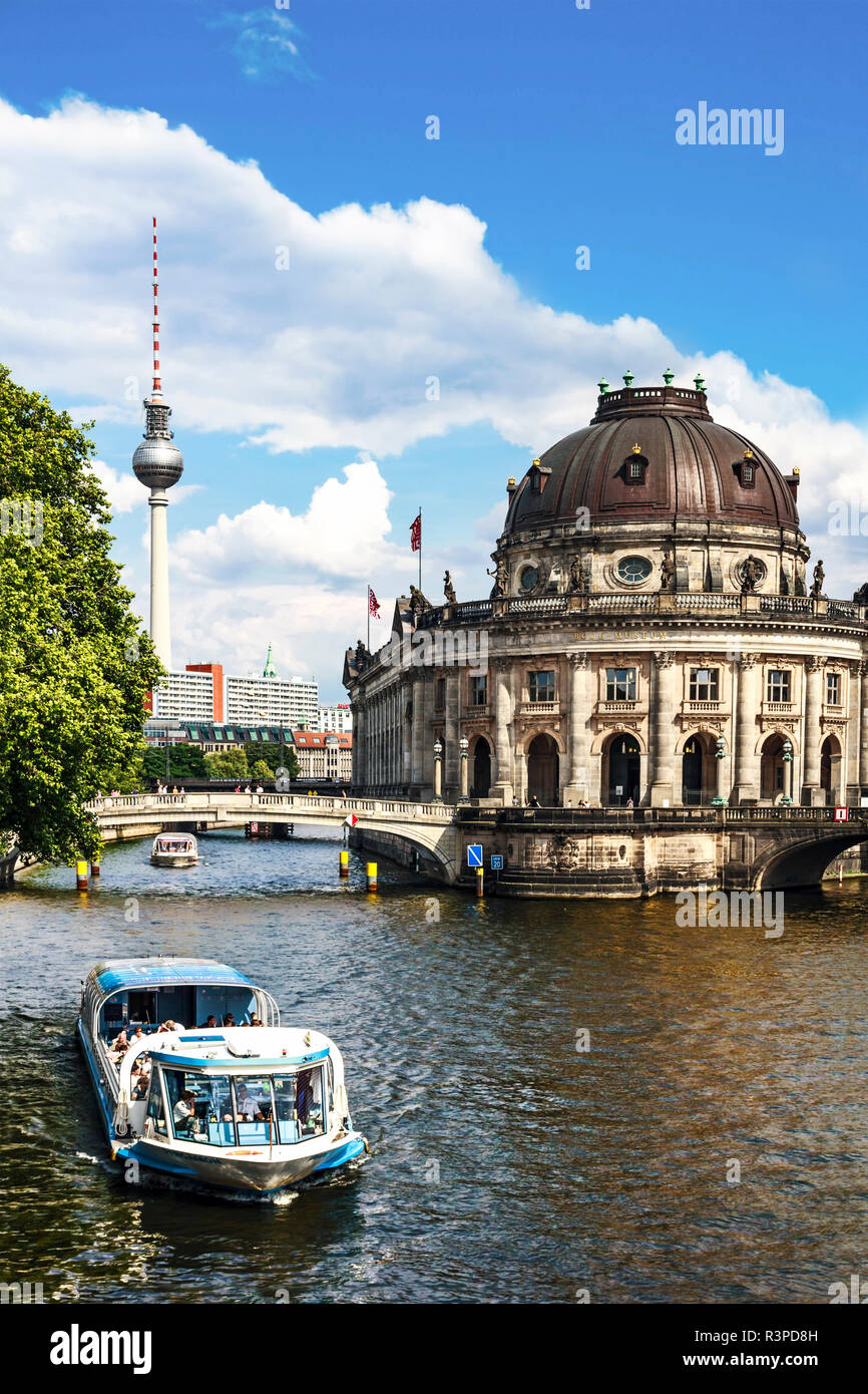 Berlin, Deutschland. Sehenswürdigkeiten Boot segelt an der Bode Museum entlang der Spree, die Museumsinsel und der Fernsehturm Fernsehturm Stockfoto