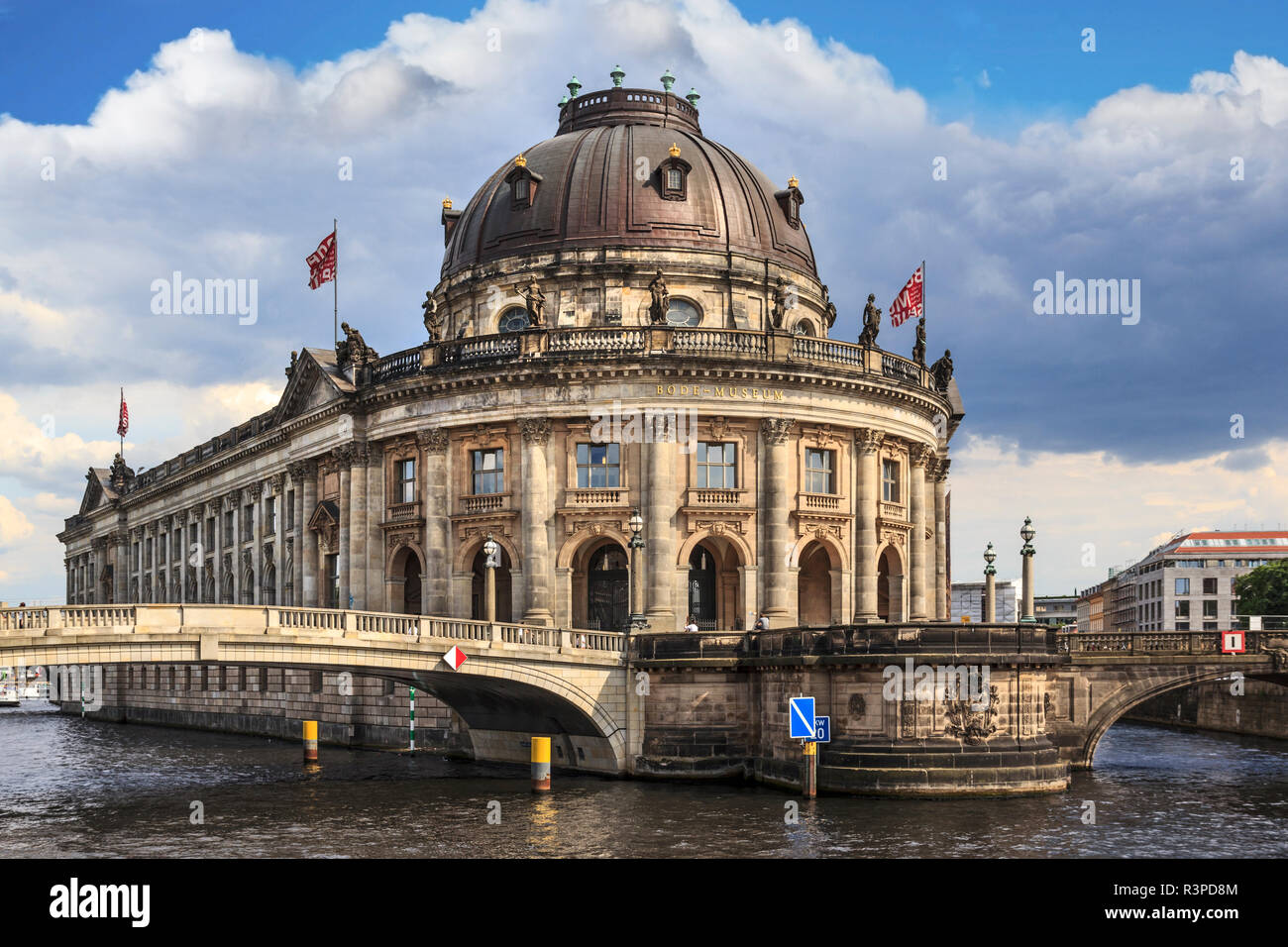Berlin, Deutschland. Bode Museum entlang der Spree auf der Museumsinsel Stockfoto