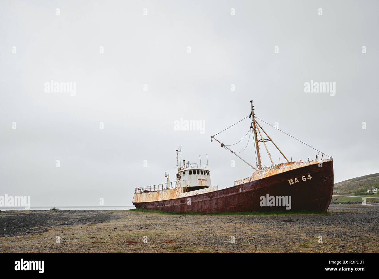 Gardar BA 64 das älteste Schiff stahl Walfang in Island jetzt Strände als rosten Monument, das sich in der Westfjorde Islands. Stockfoto