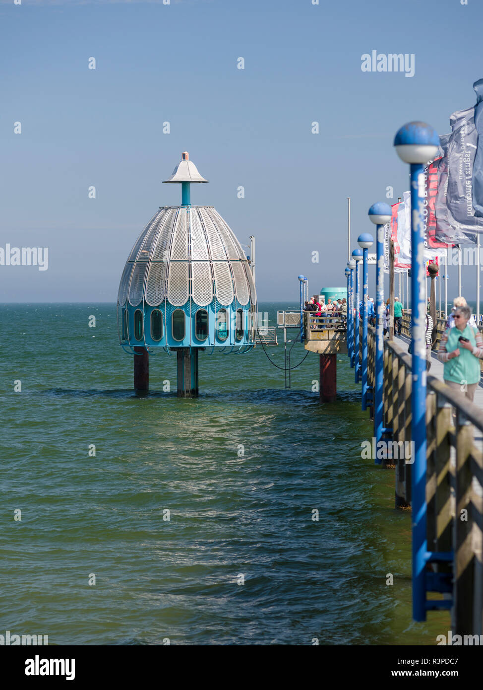 Pier mit Diving bell für Touristen an der Seebrücke in Zingst. Deutschland, Vorlaeufiges amtliches Stockfoto