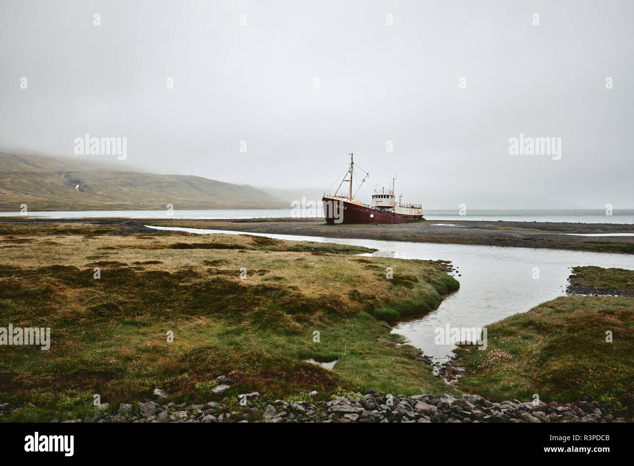 Gardar BA 64 das älteste Schiff stahl Walfang in Island jetzt Strände als rosten Monument, das sich in der Westfjorde Islands. Stockfoto