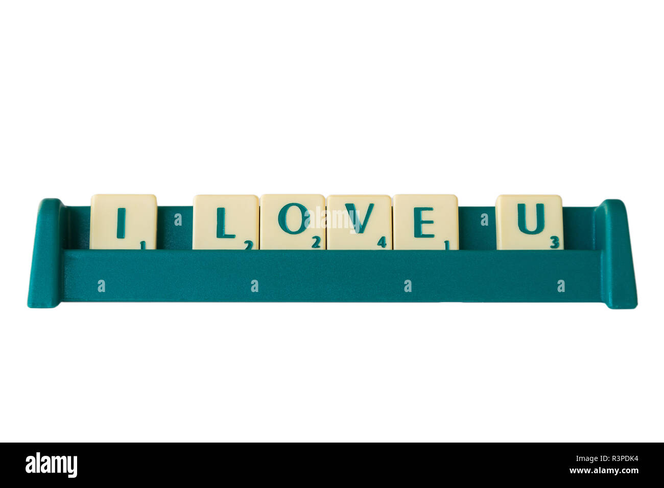 Scrabble-Spiel Buchstabensteine mit Score Wert auf Stativ, die Phrase "ich liebe Dich". Auf weissem Hintergrund. Stockfoto