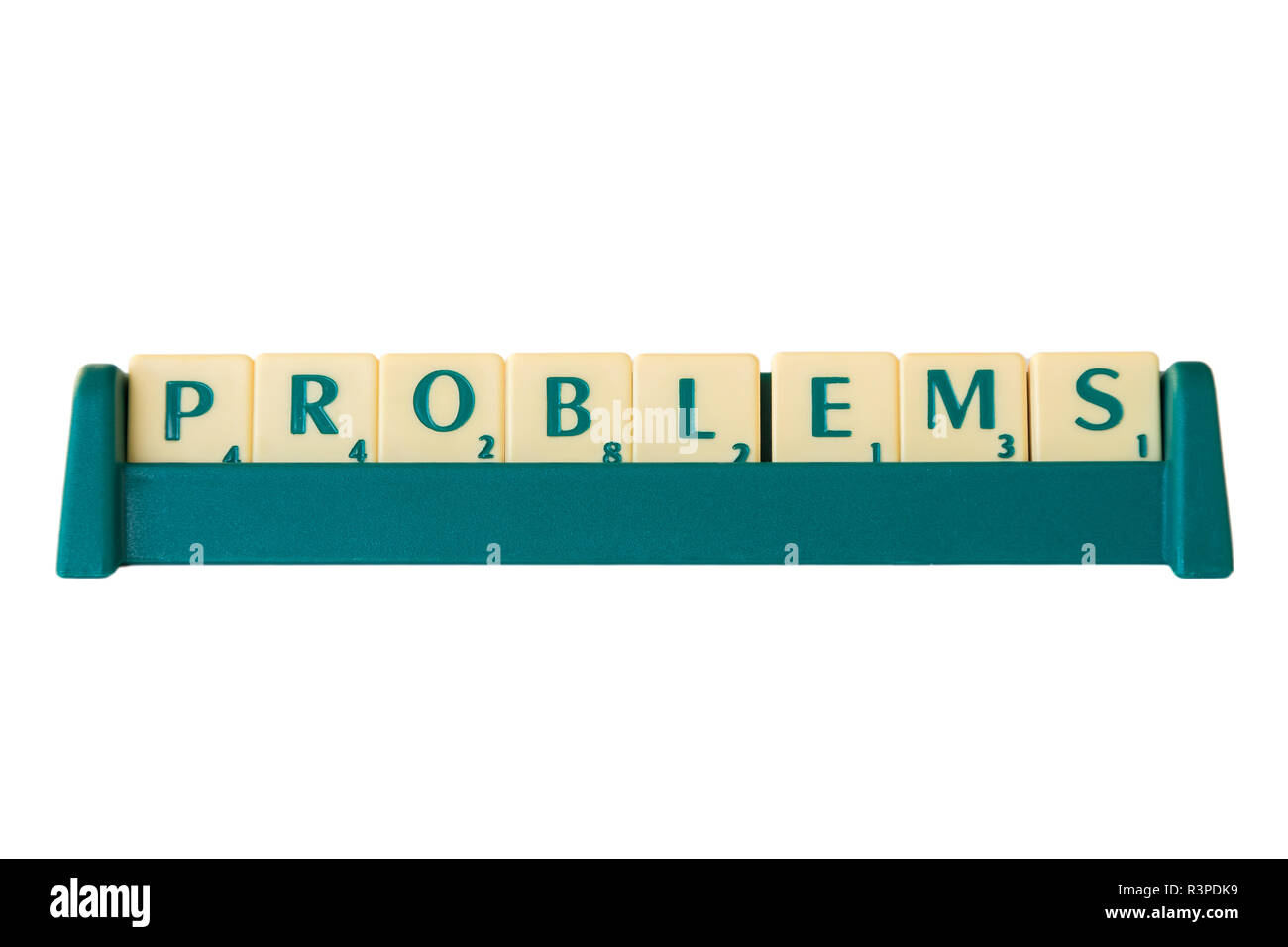 Scrabble-Spiel Buchstabensteine mit Score Wert auf einem Ständer bilden das Wort 'Probleme'. Auf weissem Hintergrund. Stockfoto