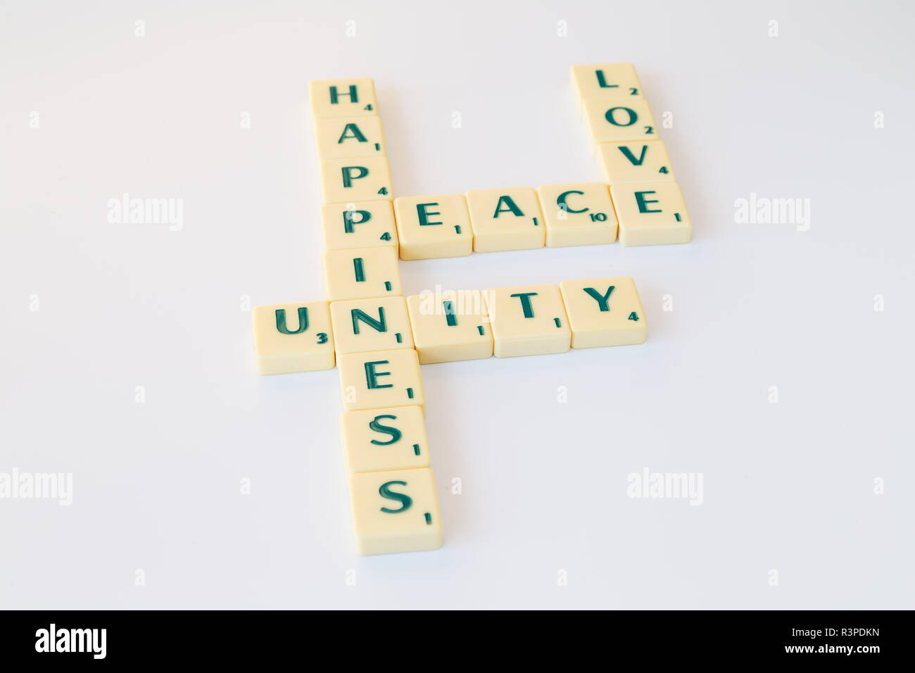 Scrabble Spiel Buchstabensteine Mit Score Wert Bilden Die Worte Frieden Liebe Einheit Und Gluck Auf Weissem Hintergrund Stockfotografie Alamy