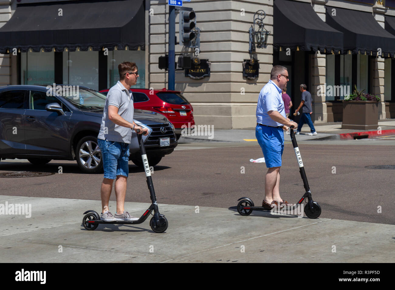 Erwachsener und Kind reiten eine 'Bird' Elektroroller auf einem Wanderweg in San Diego, Kalifornien, USA. Stockfoto