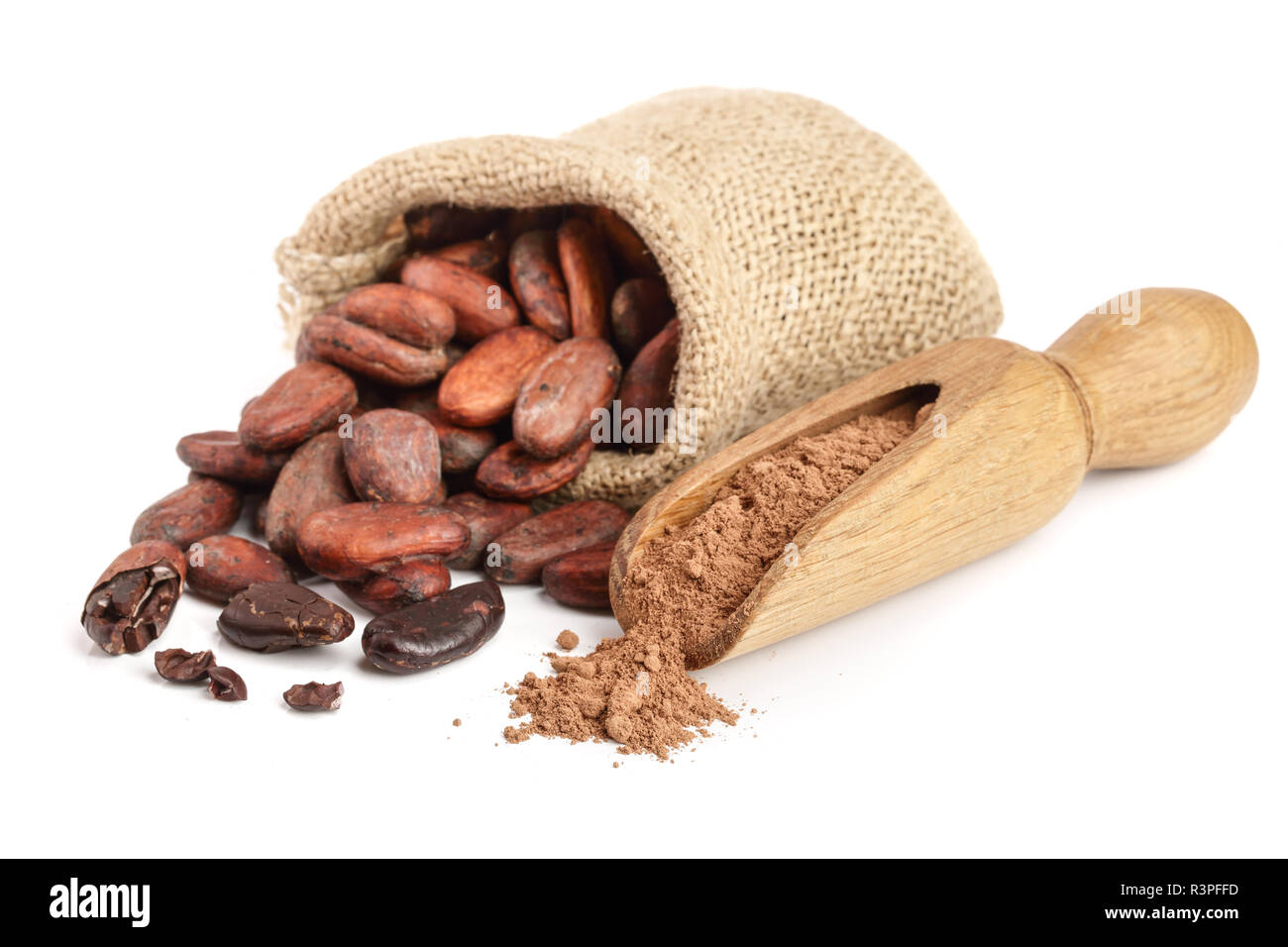 Kakaobohnen im Beutel mit Kakao Pulver in Schaufel auf weißem Hintergrund Stockfoto