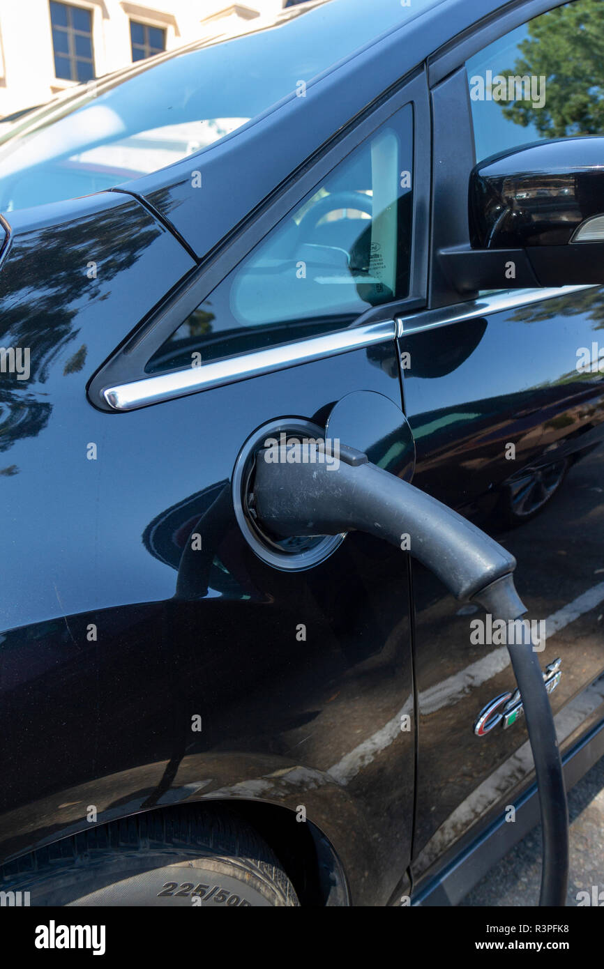 Ein elektrisches Auto an eine Ladestation Blinken in San Diego, Kalifornien, USA verbunden. Stockfoto