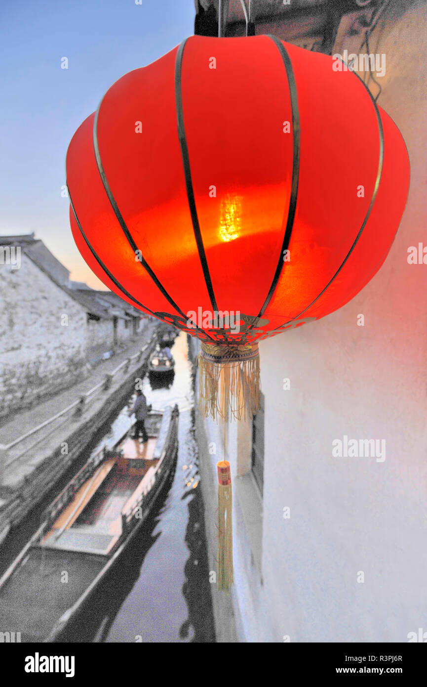 Rote Chinesische Laterne neben einem Kanal mit Booten in Zhou Zhuang, China Stockfoto