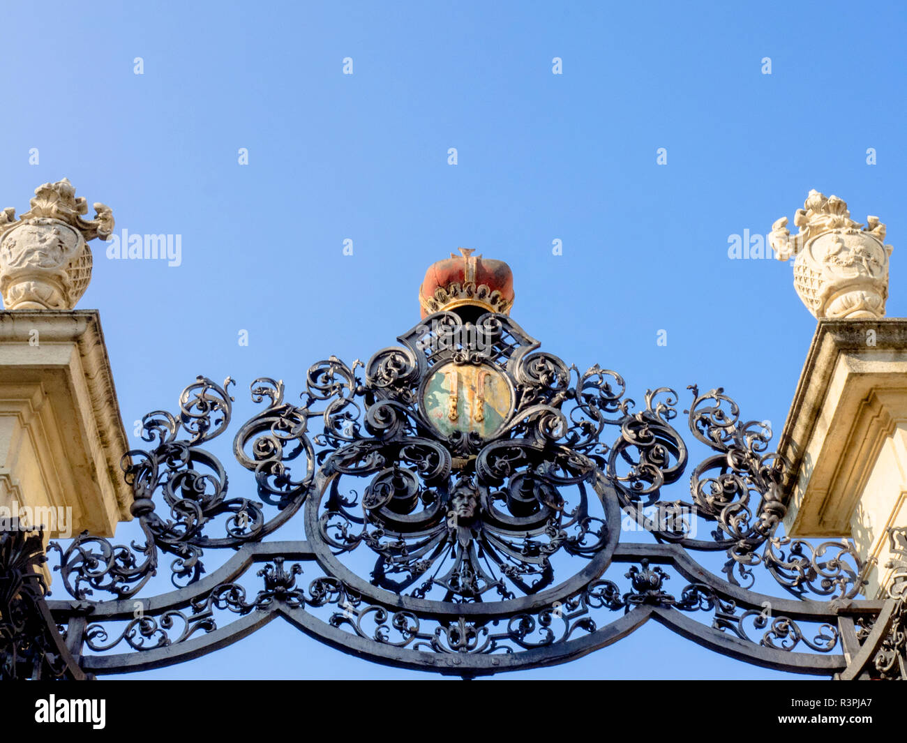 Tschechische Republik, Südmähren, Mikulov. Gated Eingang des Mikulov (nikolsburg) Schloss. Stockfoto