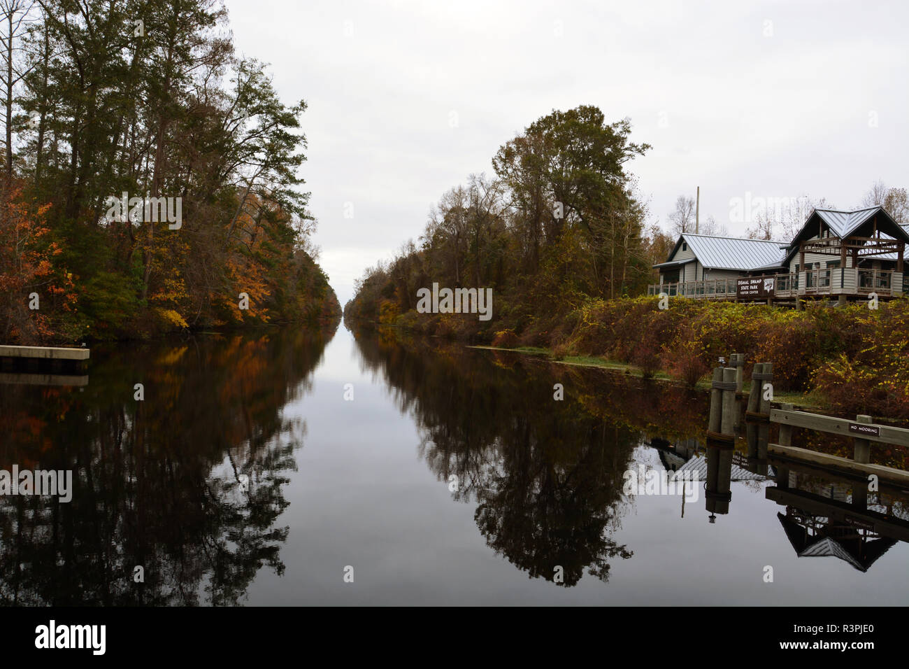 "Dismal Swamp Intracoastal Waterway von der Fußgängerbrücke am Besucherzentrum außerhalb von South Mills North Carolina. Stockfoto
