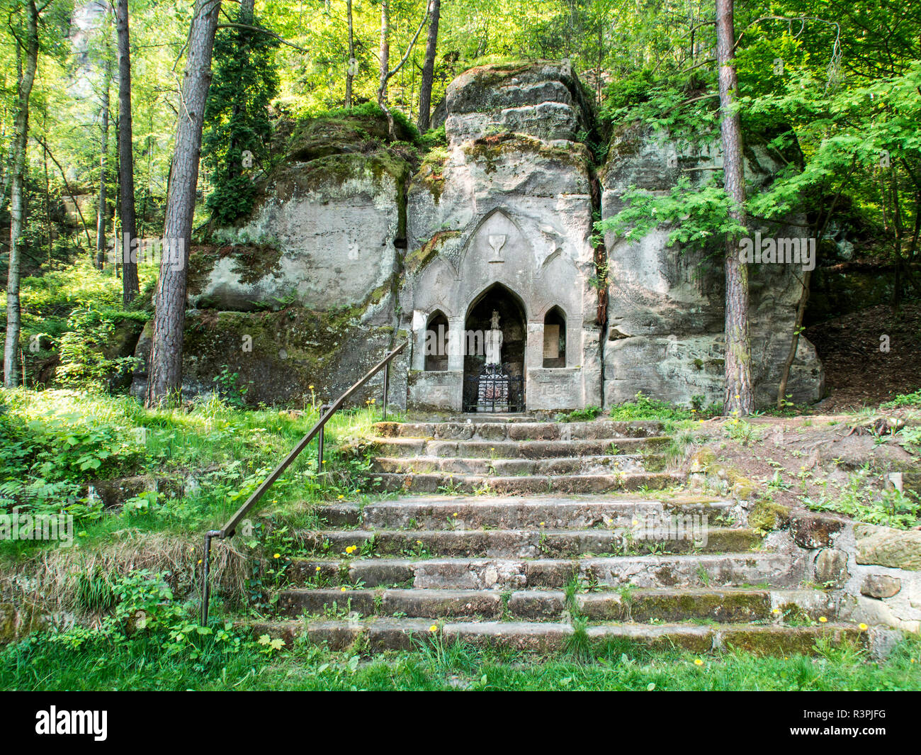 Der Tschechischen Republik. Wayside Chapel in der Cesky Raj Region des Böhmischen Paradieses. Stockfoto