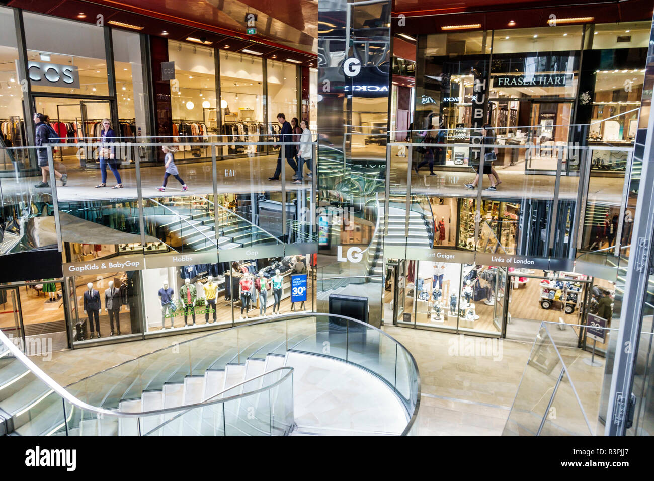 City of London England, UK One New Change Mall, Center Center, Atrium, Treppen, Glasgeländer, Geschäfte, COS, Baby GAP, Fraser Hart, Ausstellungsverkauf, UK GB Englisch EUR Stockfoto