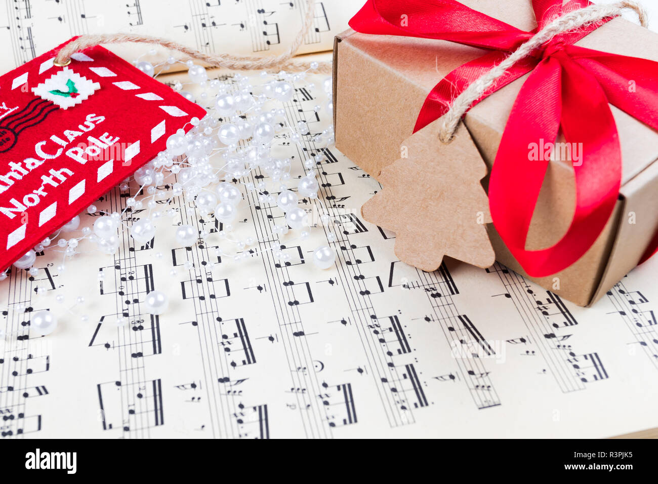 Weihnachten Geschenk oder präsent mit Label und Garn auf Musik. Rote  Schleife. Notizen. Schreiben Claus der Nordpol zum Weihnachtsmann  Stockfotografie - Alamy