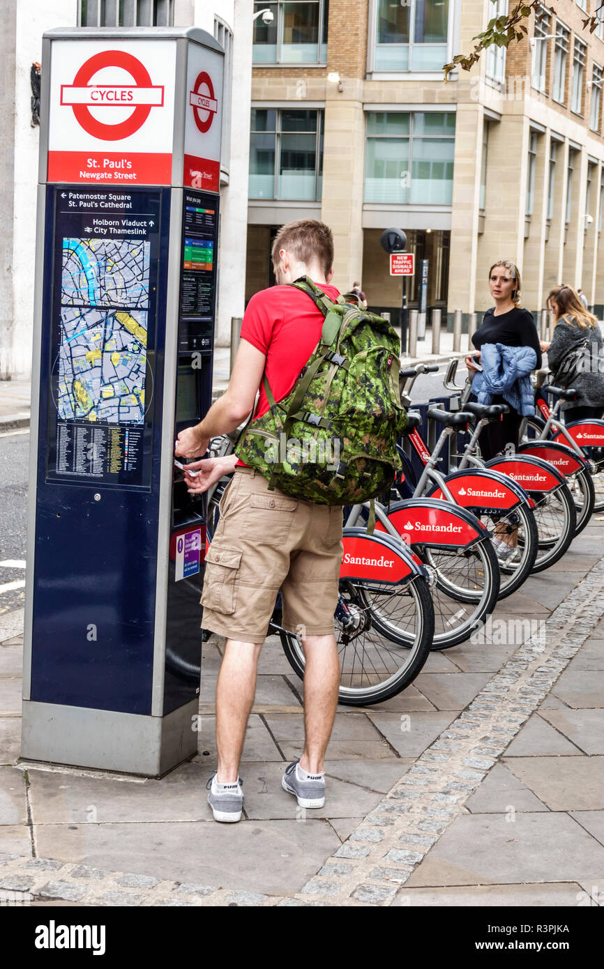 City of London, England, Großbritannien Santander Cycles, öffentliches Fahrradverleihsystem, Fahrradvermietung, Boris Bikes, Bezahlstation, Mann, Männer, Rucksack, Transaktionszahlung, Großbritannien Stockfoto