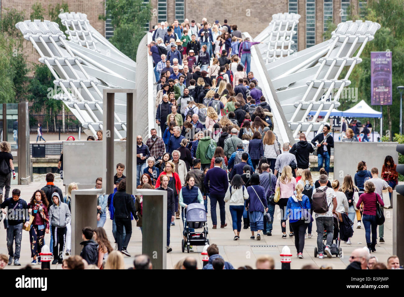 London England, Großbritannien, Millennium Bridge, Stahlaufhängung, Fußgängerbrücke, Fußgängerüberweg über die Themse, überfüllt, multiethnisch multiethnisch, Mann Männer männlich, Frau f Stockfoto
