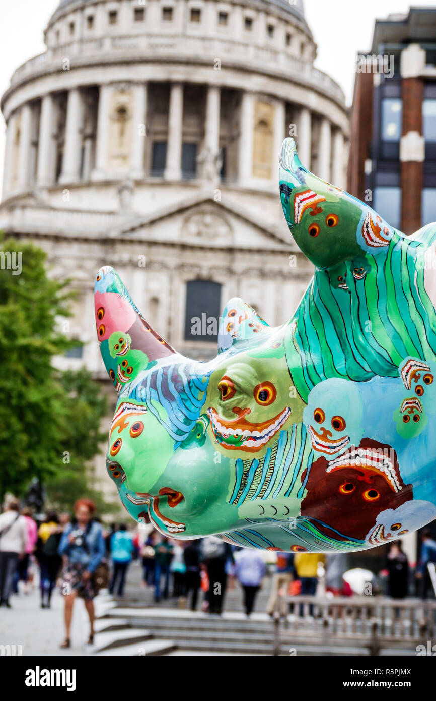 City of London, England, UK Peter's Hill, Blick auf die St. Paul's Cathedral, Kuppel, öffentliche Kunstwerke, bemaltes Fiberglas-Nashorn, Save the Rhino Fundraising Campaign, Großbritannien Stockfoto