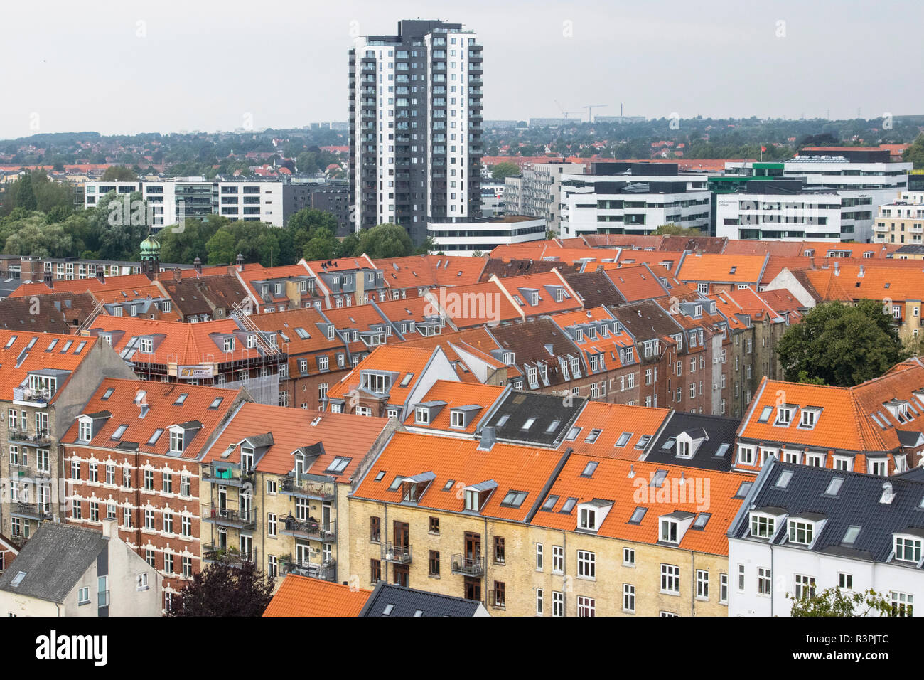 Aus dem Kunstmuseum Aros in Aarhus, Kontrast der älteren flaches Gebäude in traditionellen Farben mit den neuen stark Hi-steigt. Stockfoto