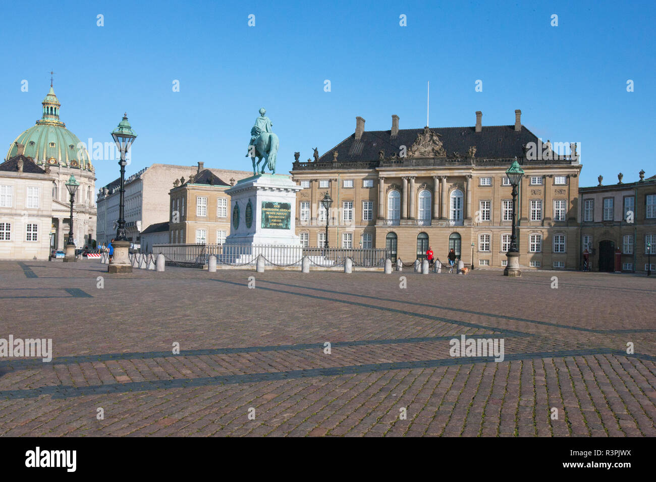 In den Platz namens Frederiksstaden auf dem Gelände des Königlichen Palast Amalienborg, ist das Reiterstandbild von Frederik V Stockfoto
