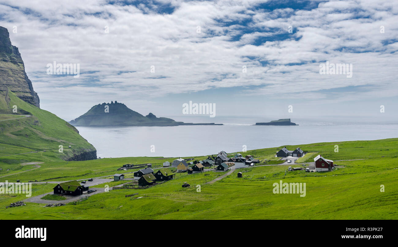 Das Dorf Gasadalur. Insel Vagar, Teil der Färöer im Nordatlantik. Dänemark Stockfoto