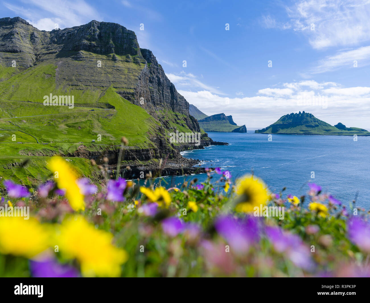 Küste in der Nähe von Gasadalur. Insel Vagar, Teil der Färöer im Nordatlantik. Dänemark Stockfoto