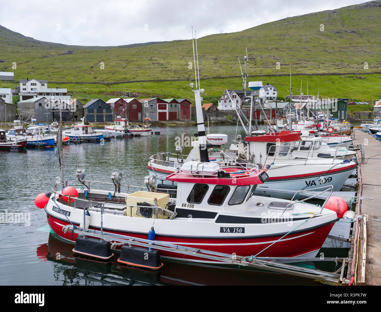 Hafen von Sorvagur (Soervagur), einer kleinen Stadt an Sorvagsfjordur. Insel Vagar, Teil der Färöer im Nordatlantik. Dänemark Stockfoto