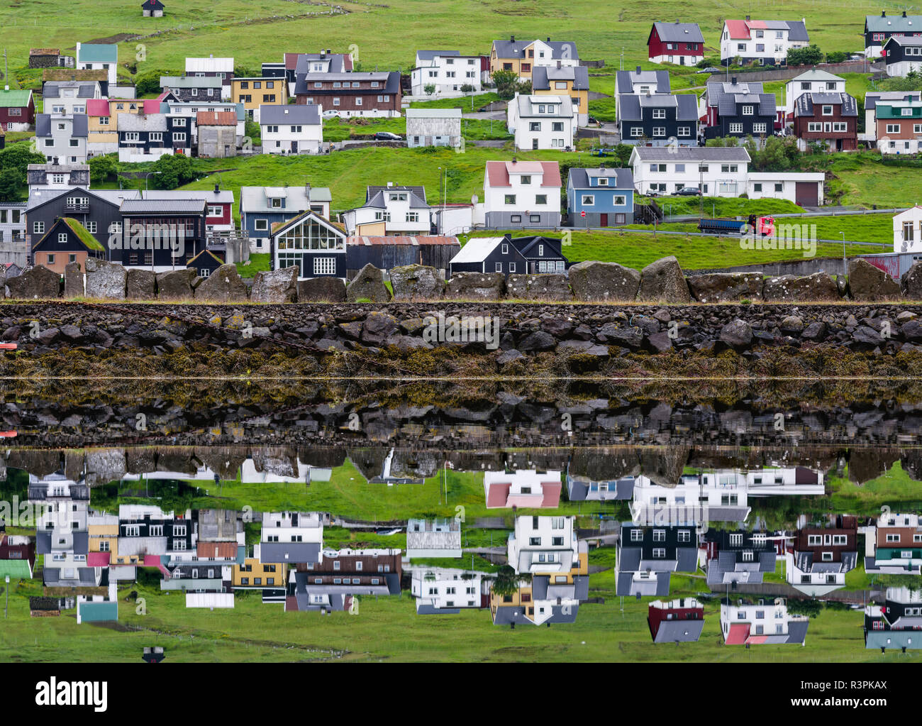 Kleine Stadt Midvagur auf der Insel Vagar, Teil der Färöer Inseln. Dänemark, Färöer Inseln Stockfoto