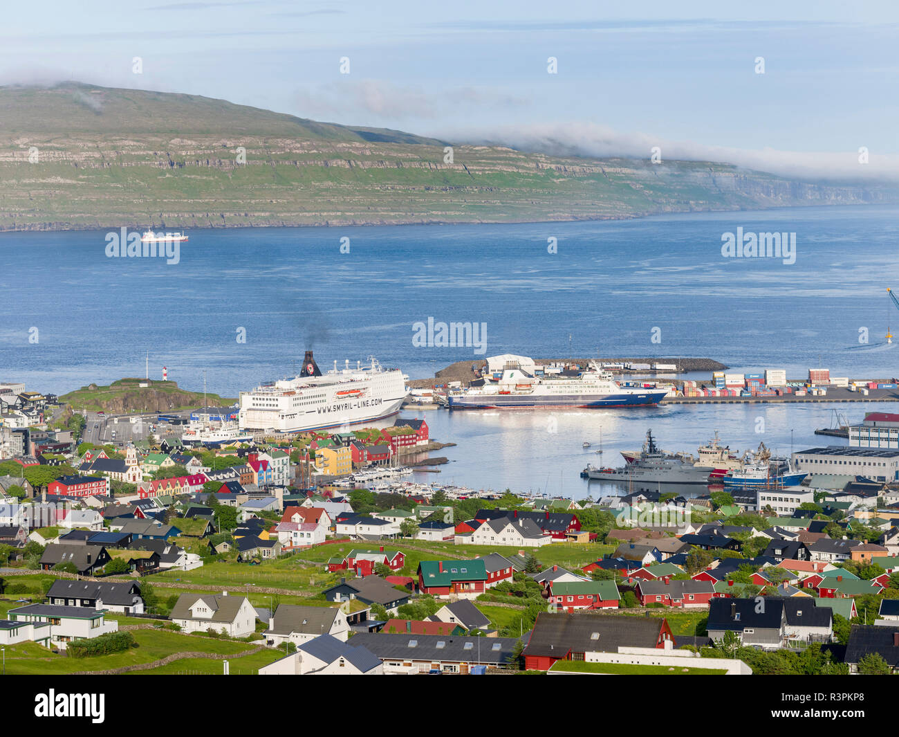 Fähre in den Hafen von Torshavn (thorshavn) Die Hauptstadt der Färöer auf der Insel Streymoy im Nordatlantik. Dänemark, Färöer Inseln Stockfoto