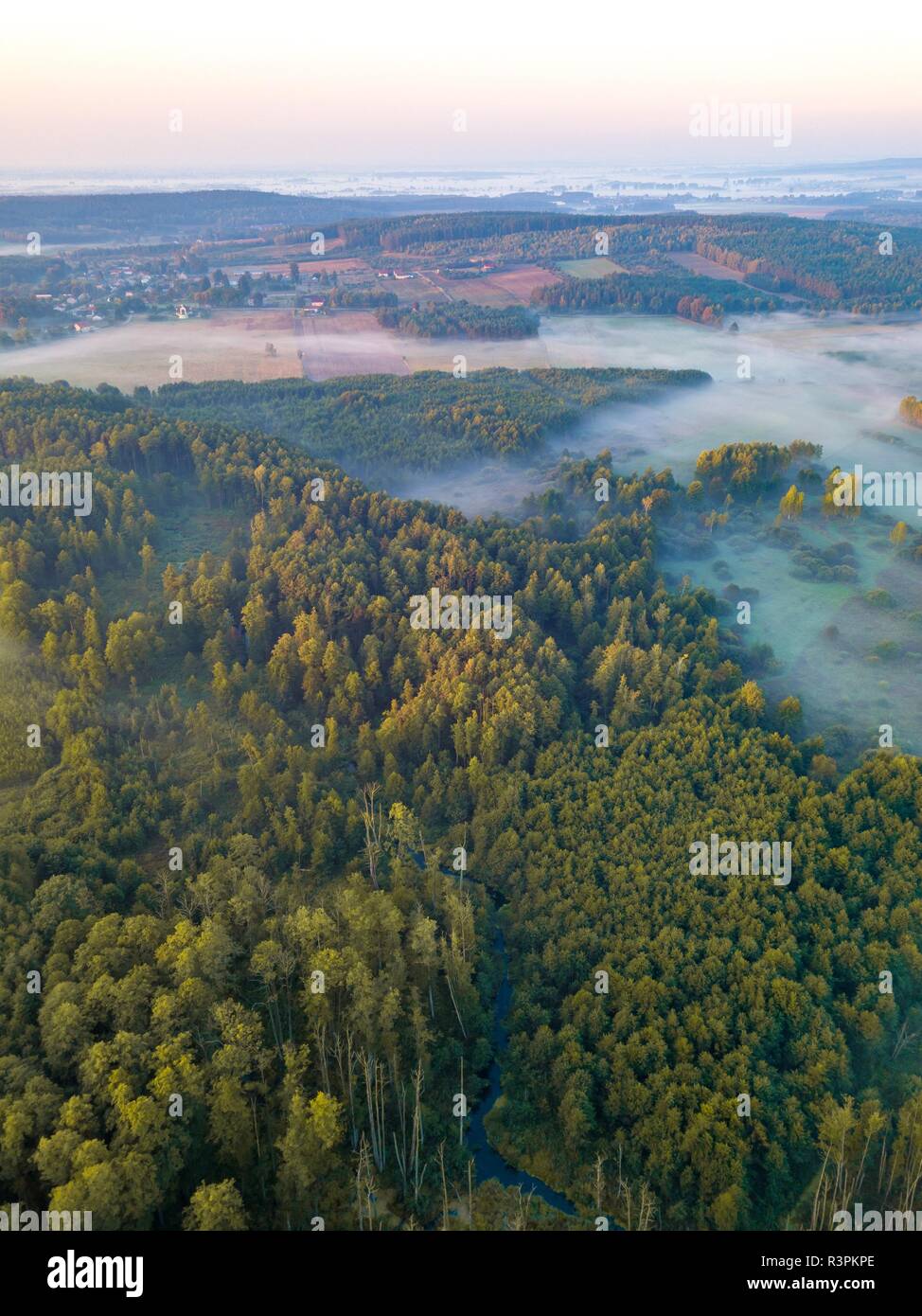 Schöne nebeliger Morgen Landschaft von oben fotografiert. Antenne Landschaft in Polen fotografiert. Stockfoto