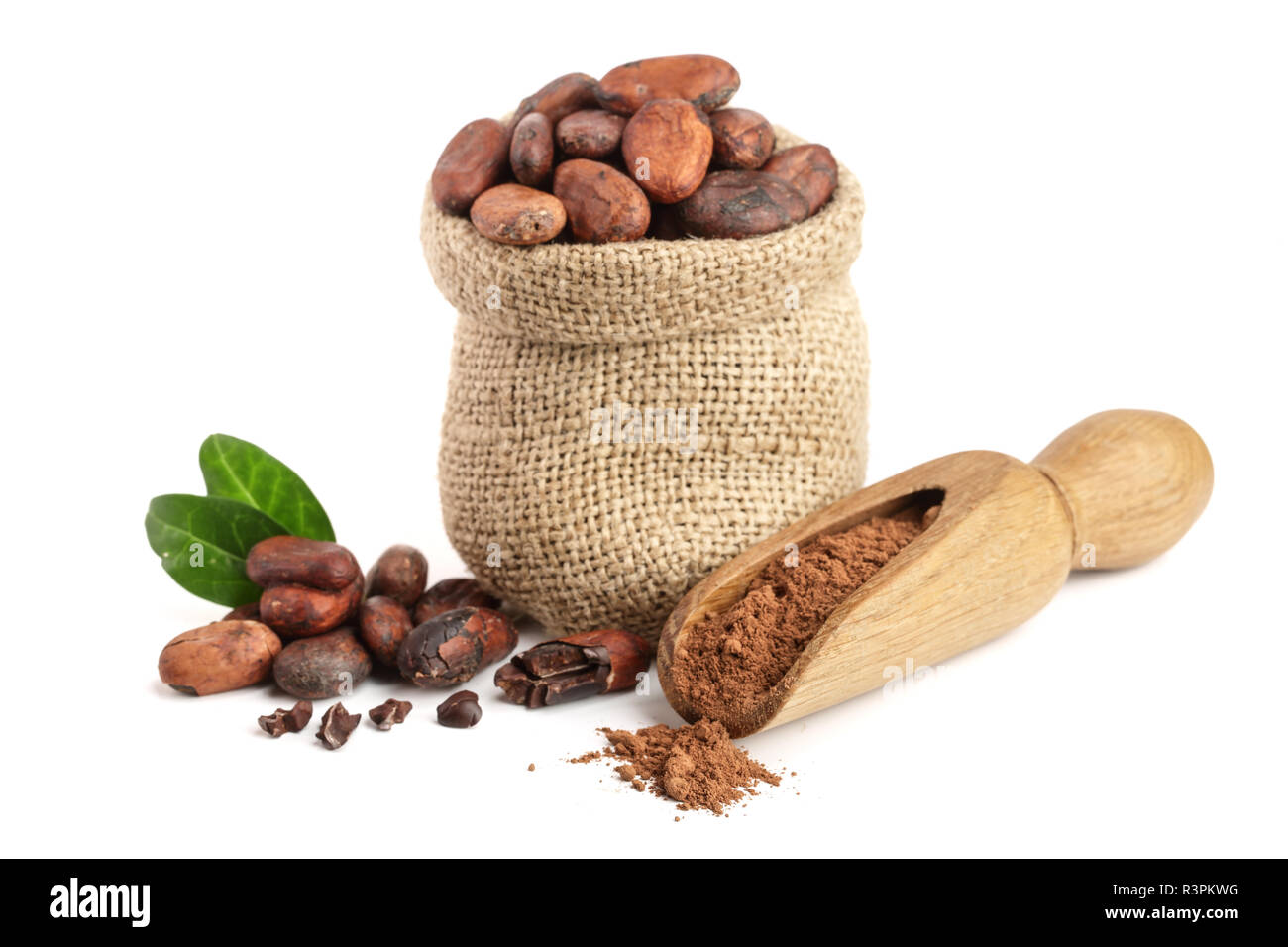Kakaobohnen im Beutel mit Blättern und Kakaopulver in Schaufel auf weißem Hintergrund Stockfoto