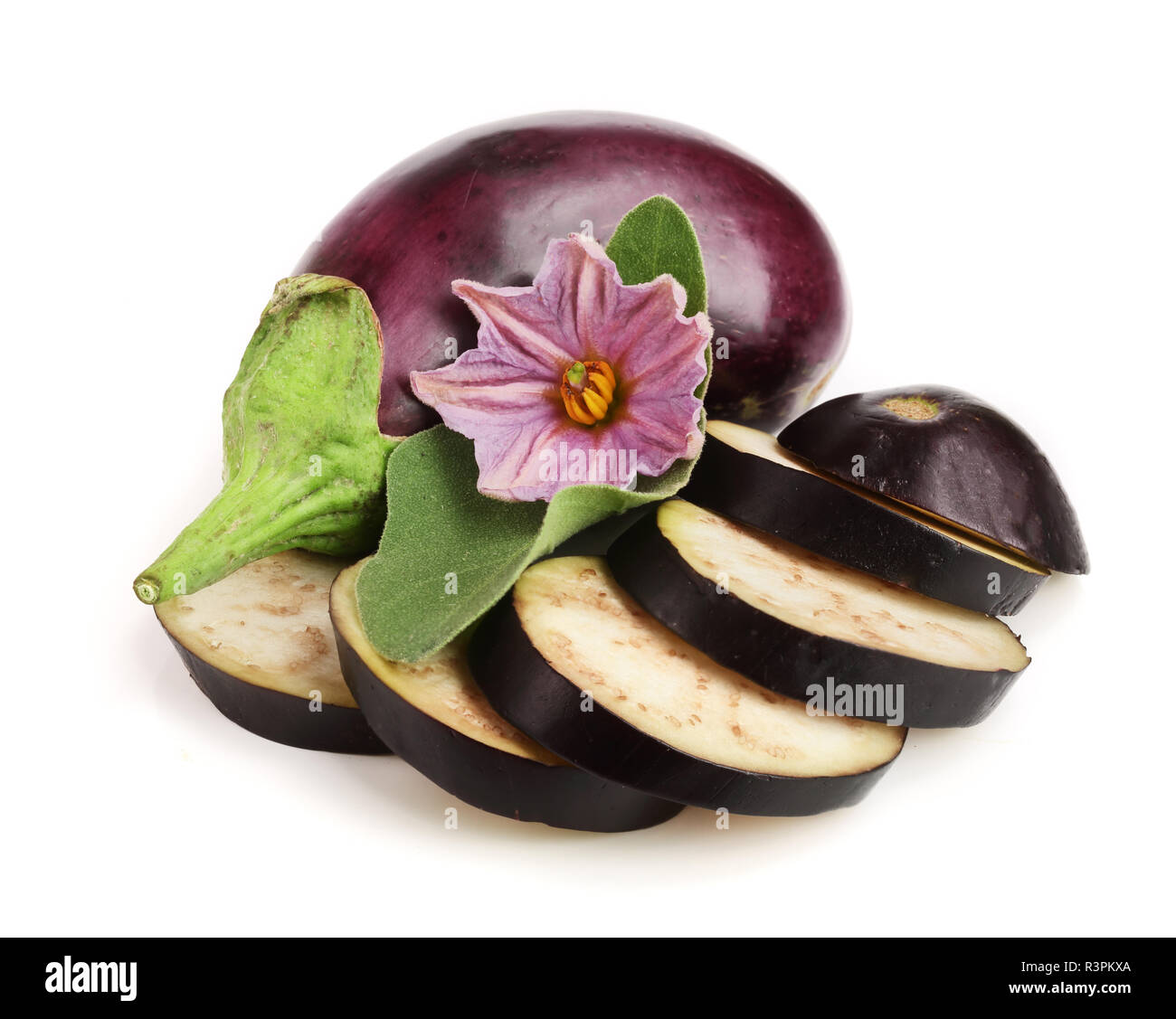 In Scheiben geschnittene Aubergine oder Aubergine Gemüse mit Blumen auf weißem Hintergrund Stockfoto