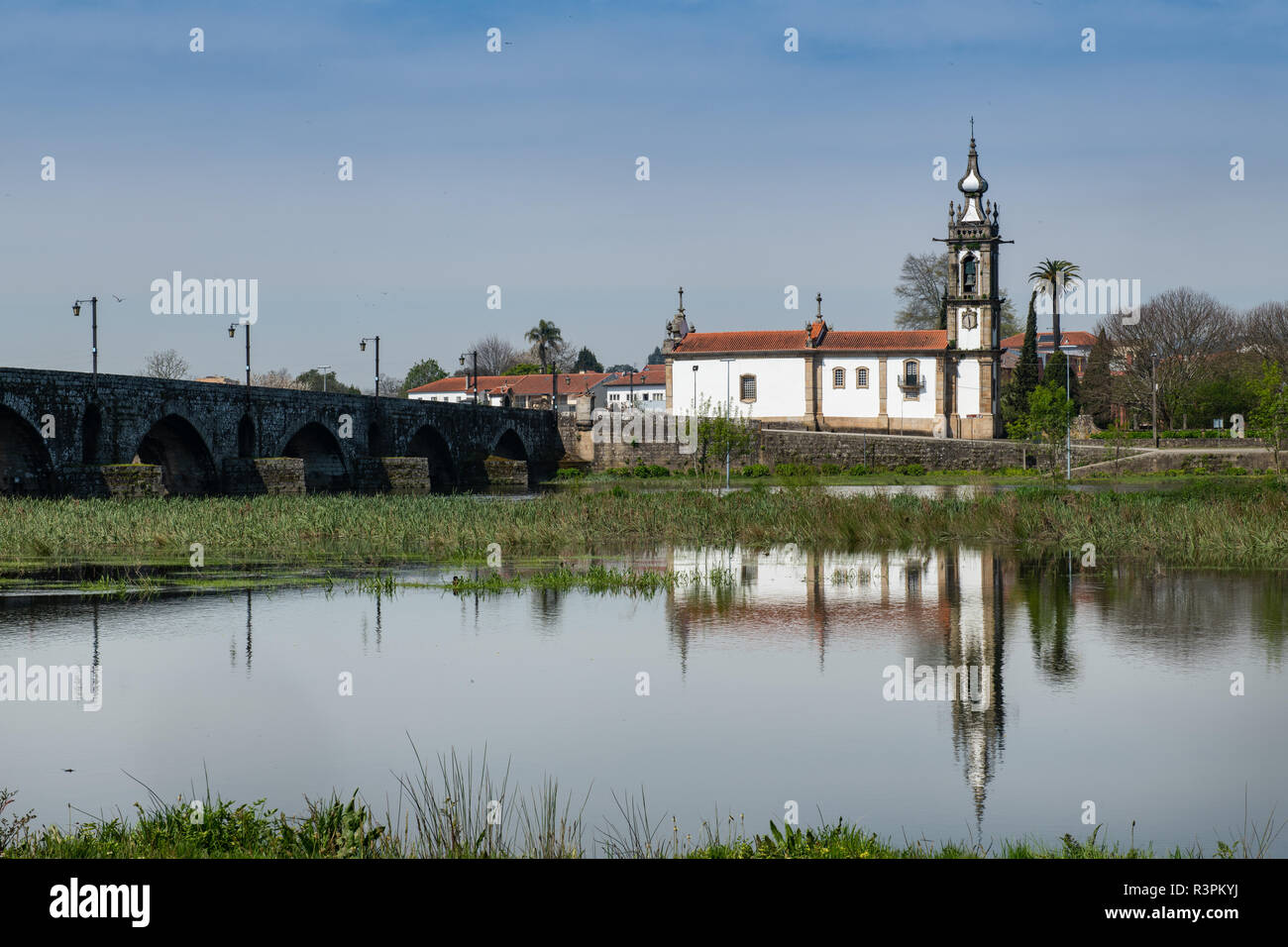 Santo Antonio Da Torre Velha Kirche mit römischen Brücke Ponte de Lima, Portugal. Stockfoto