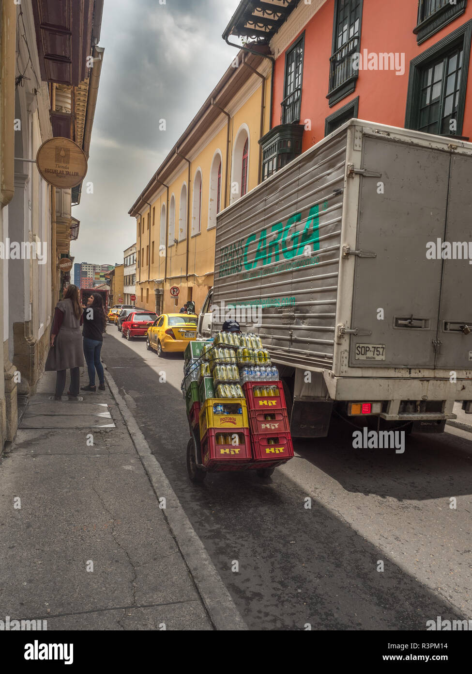 Bogota, Kolumbien - 13. September 2013: Straße von Bogota mit großen Verkehr, kolonialen Gebäuden und Blick auf den Monserrate Hill und Narino Haus, La kann Stockfoto