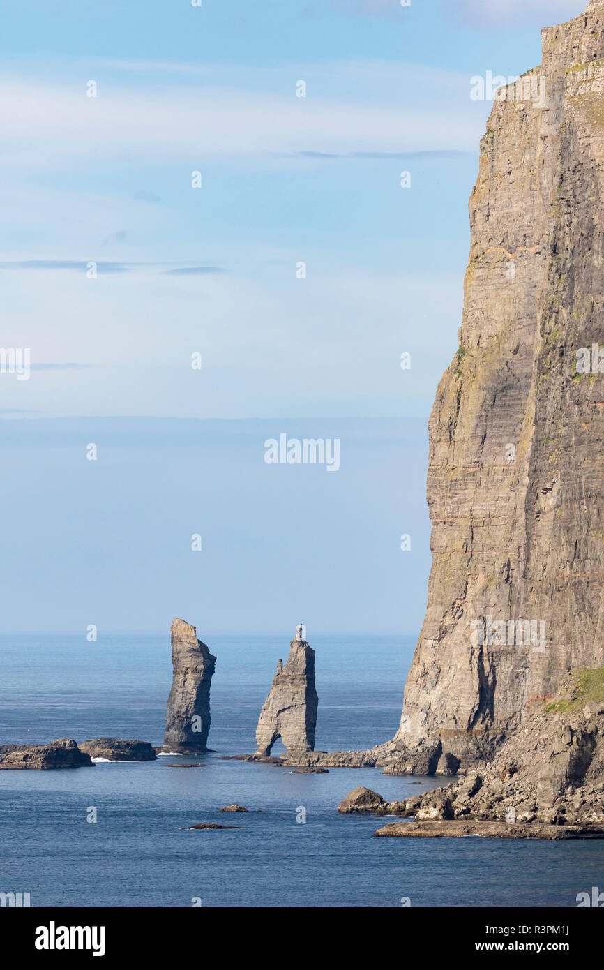 Blick von Streymoy auf Eysturoy mit dem Wahrzeichen Risin und Kellingin, zwei Stapel mit Meerblick in der Nähe von Eidi. Dänemark, Färöer Inseln Stockfoto