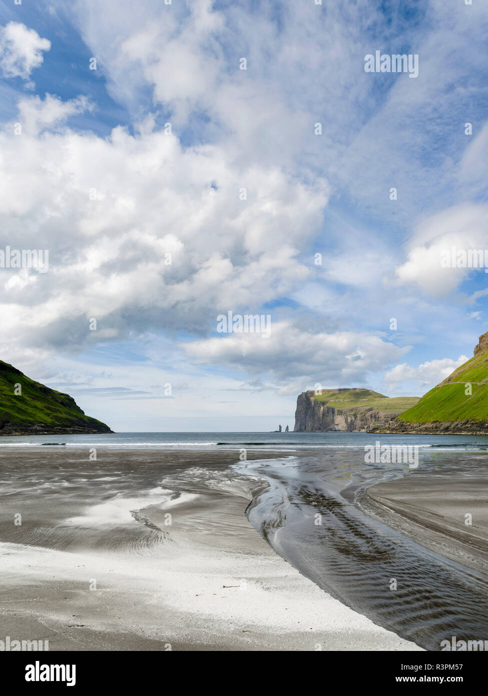 Strand bei Tjornuvik. Im Hintergrund die Insel Eysturoy mit der legendären Sea stacks Risin und Kellingin. Dänemark, Färöer Inseln Stockfoto