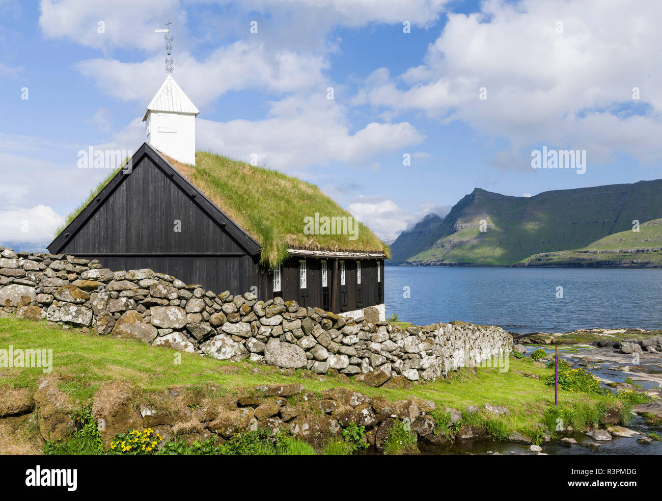 Kirche von Funningur, im Hintergrund, Funningsfjordur Leiriksfjordur und die Insel Kalsoy. Nordeuropa : Dänemark Stockfoto
