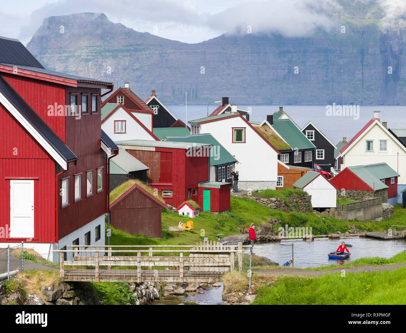 Dorf Gjogv, Insel Kalsoy im Hintergrund. Nordeuropa : Dänemark Stockfoto