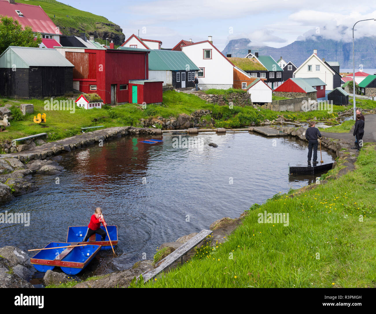 Dorf Gjogv, Insel Kalsoy im Hintergrund. Nordeuropa : Dänemark Stockfoto