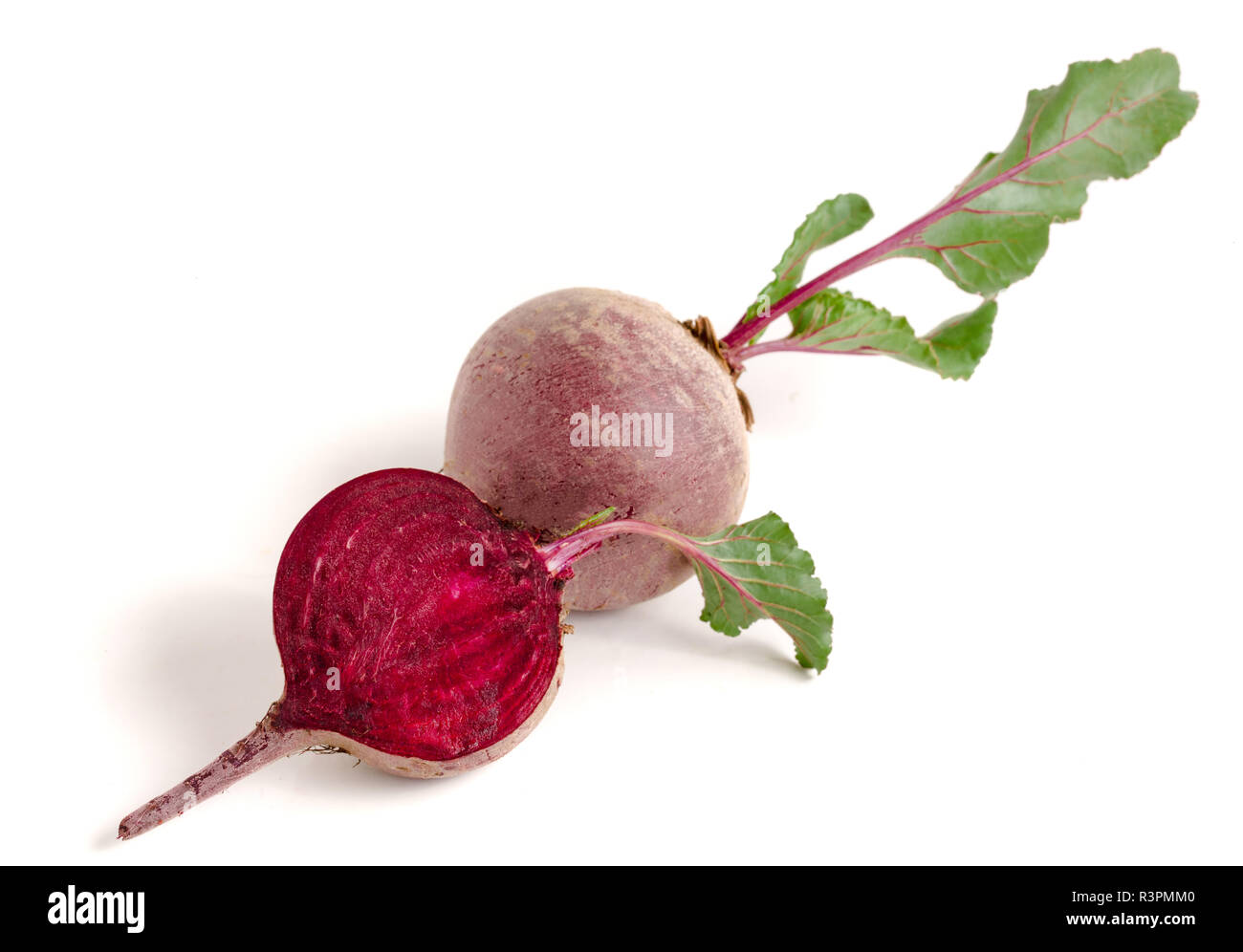Rote Bete und Hälfte mit Blatt auf weißem Hintergrund Stockfoto