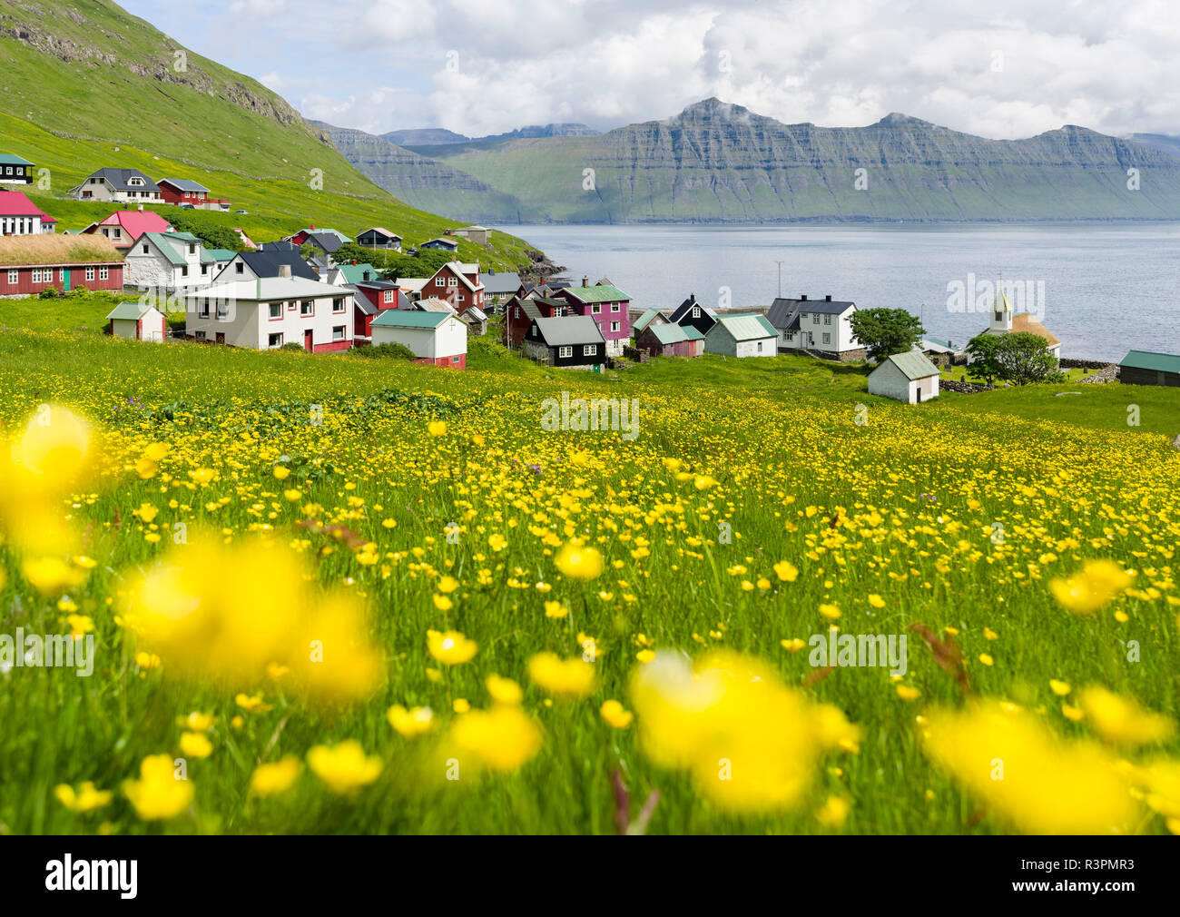 Dorf Oyndarfjordur, im Hintergrund die Berge der Insel Kalsoy. Nordeuropa : Dänemark Stockfoto