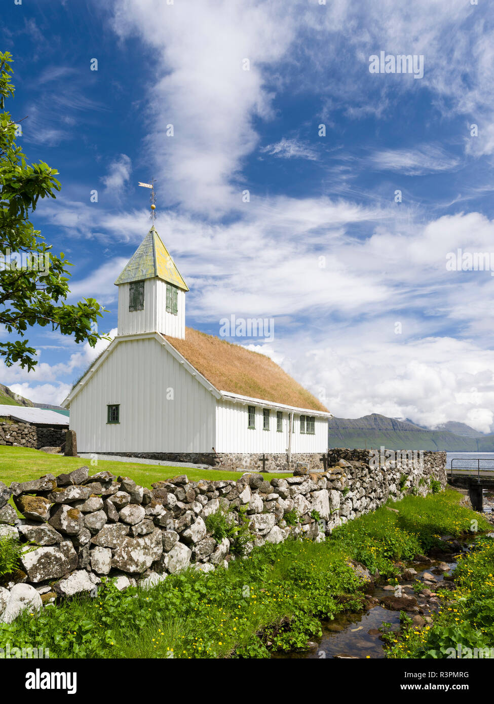 Traditionelle Kirche im Dorf Oyndarfjordur, im Hintergrund die Berge der Insel Kalsoy. Nordeuropa : Dänemark Stockfoto