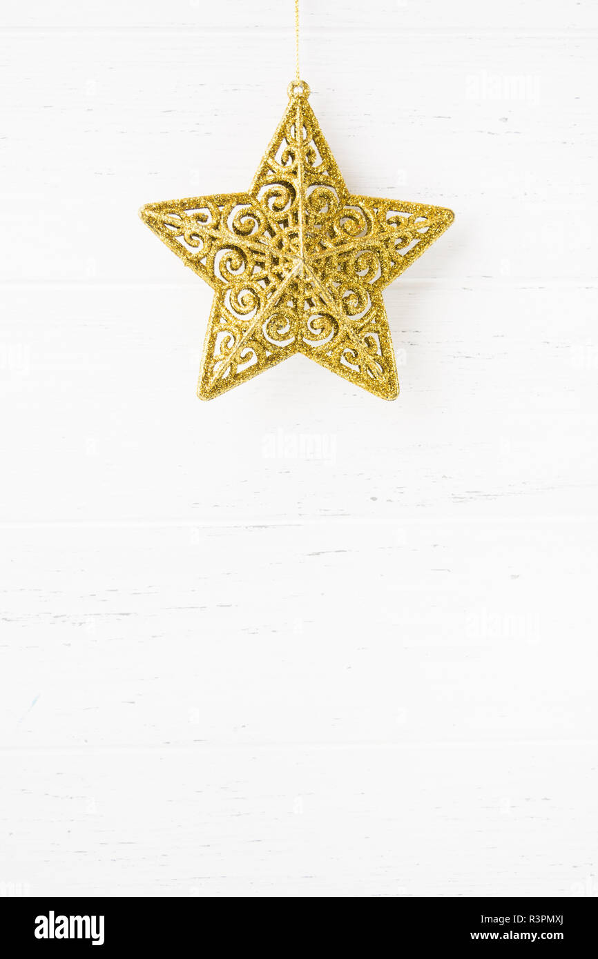 Weihnachten goldene Stern Ornament auf weißem Holz- Hintergrund mit Kopie Raum Stockfoto