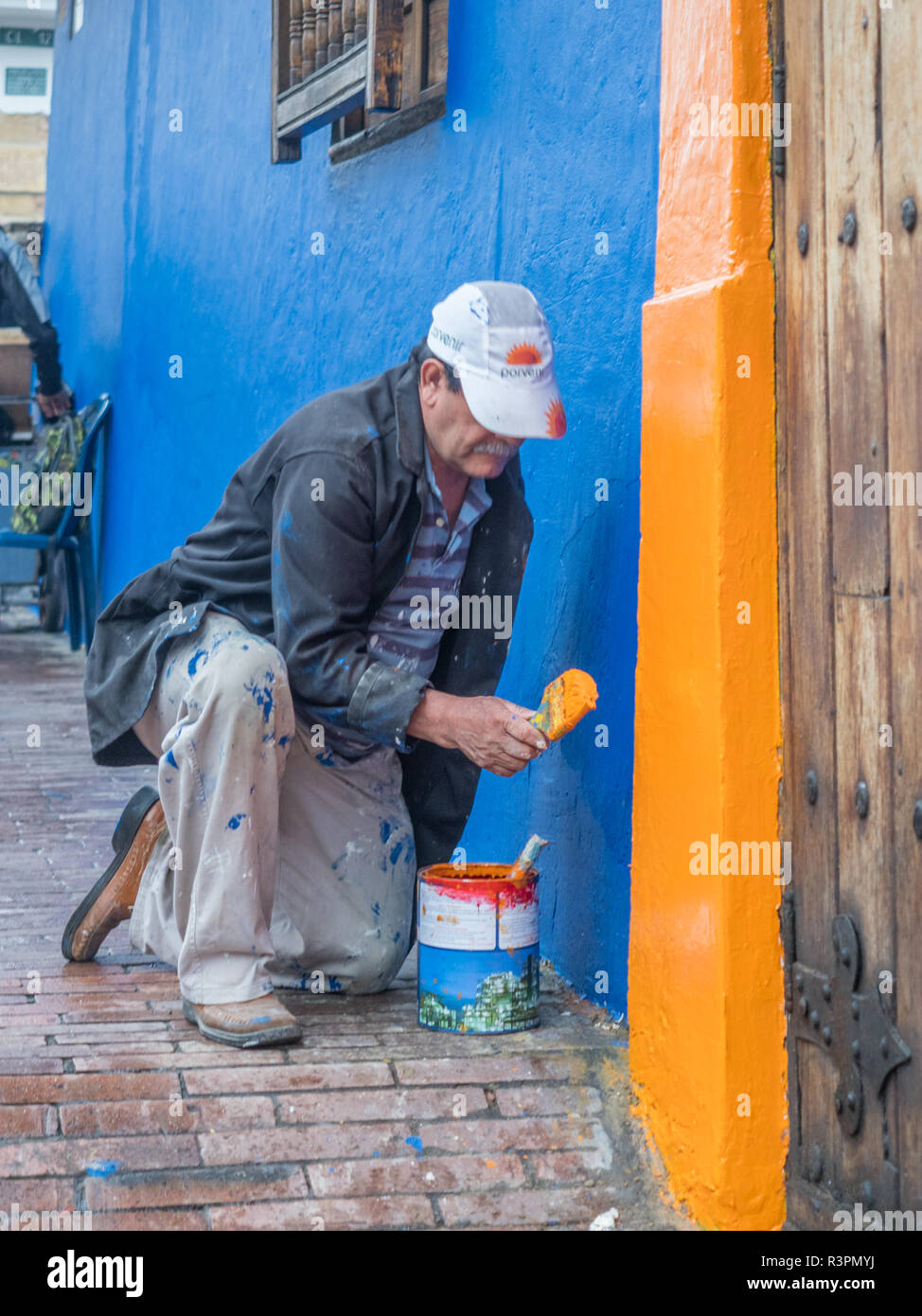 Bogota, Kolumbien - 13. September 2013: Kolumbianische Mann malt die Wand an der Straße von Bogota Stockfoto