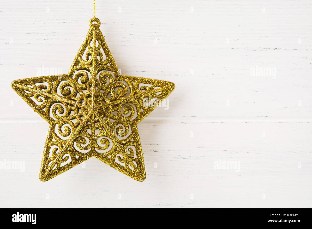 Weihnachten goldene Stern Ornament auf weißem Holz- Hintergrund mit Kopie Raum Stockfoto
