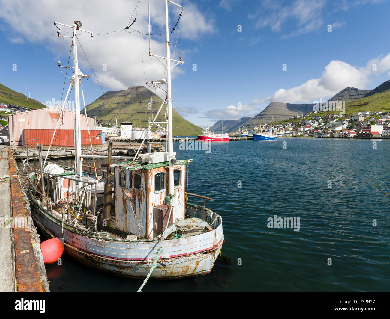 Hafen in Klaksvik, der Hauptstadt der nördlichen Inseln auf der Insel Bordoy Nordoyggjar, Färöer, Dänemark Stockfoto