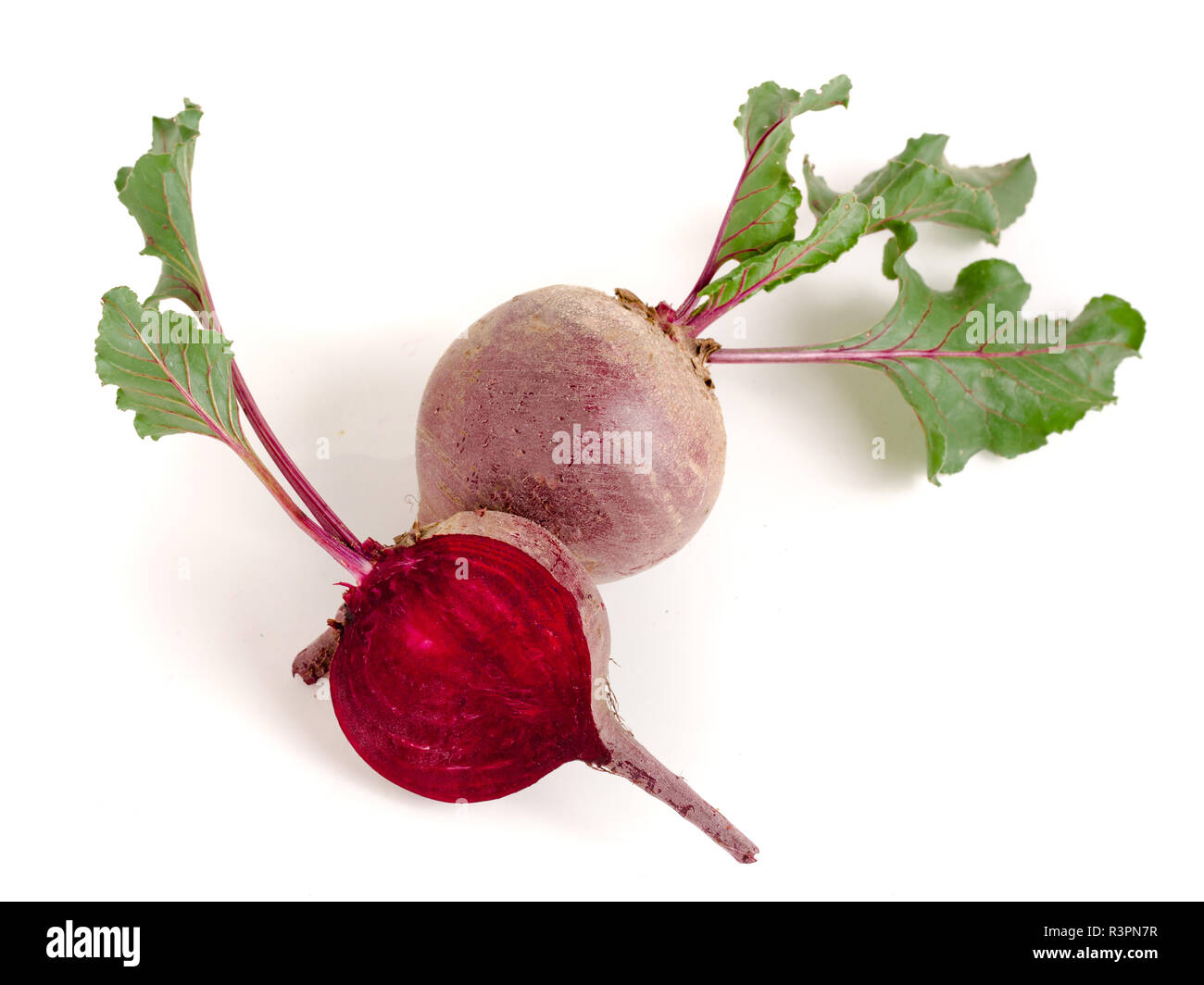Rote Bete und Hälfte mit Blatt auf weißem Hintergrund Stockfoto