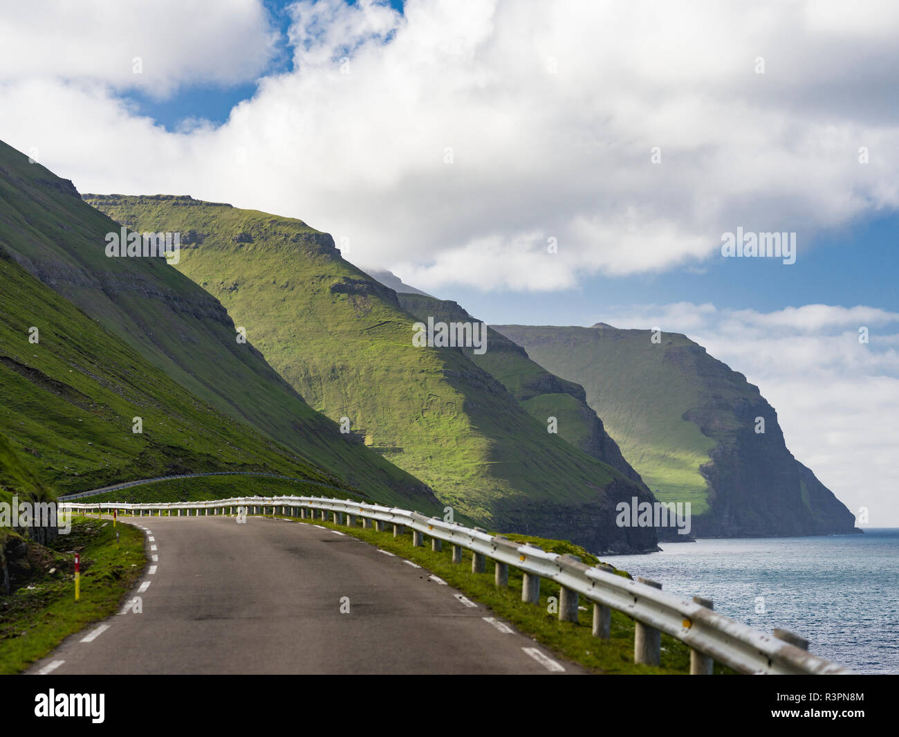 Straße auf der Insel Kalsoy. Färöer, Dänemark Stockfoto