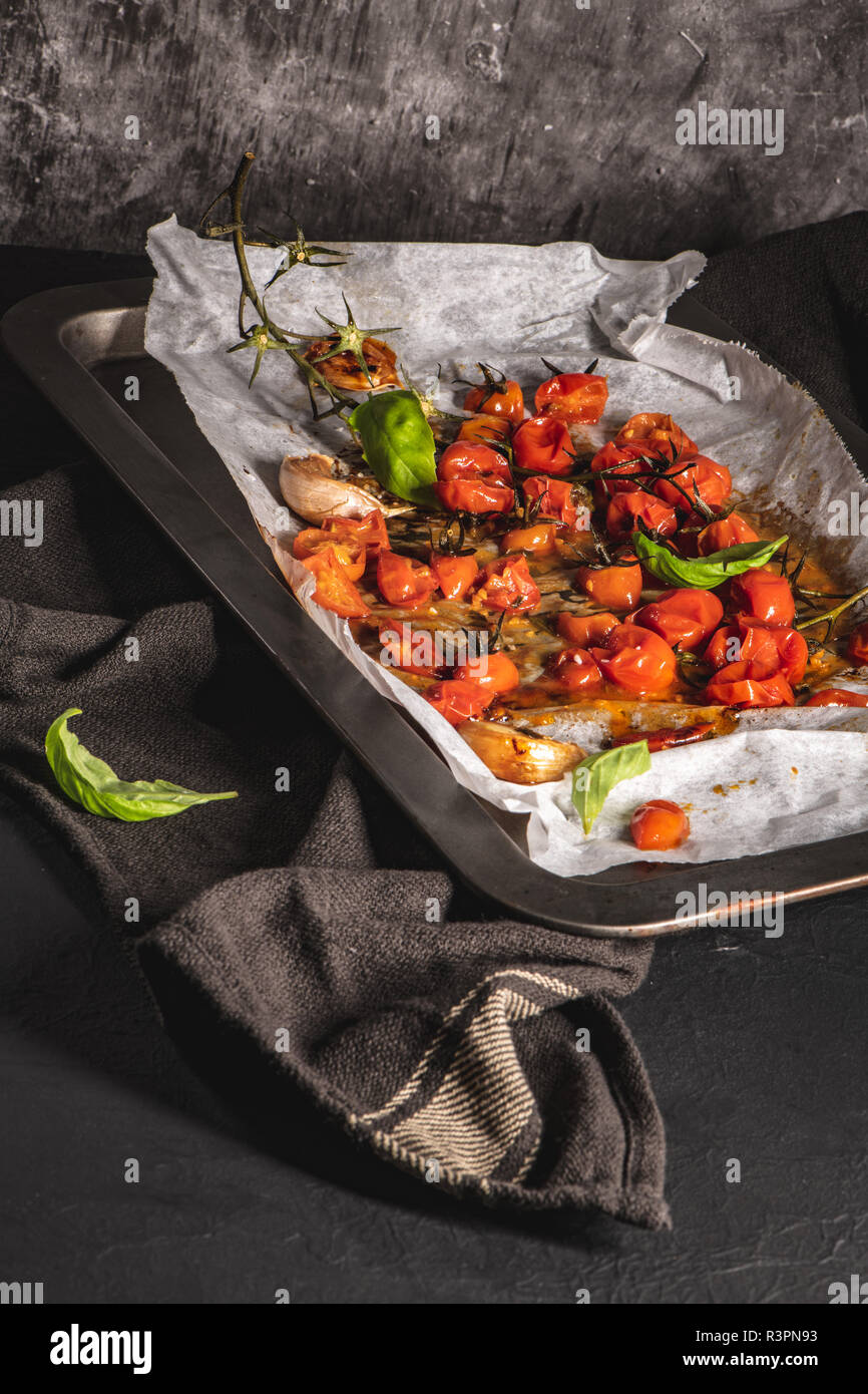 Gebratene cherry tomotoes. Mediterrane Küche Rezept Idee ... Gebratene cherry tomotoes. Mediterrane Küche Rezept Idee ...