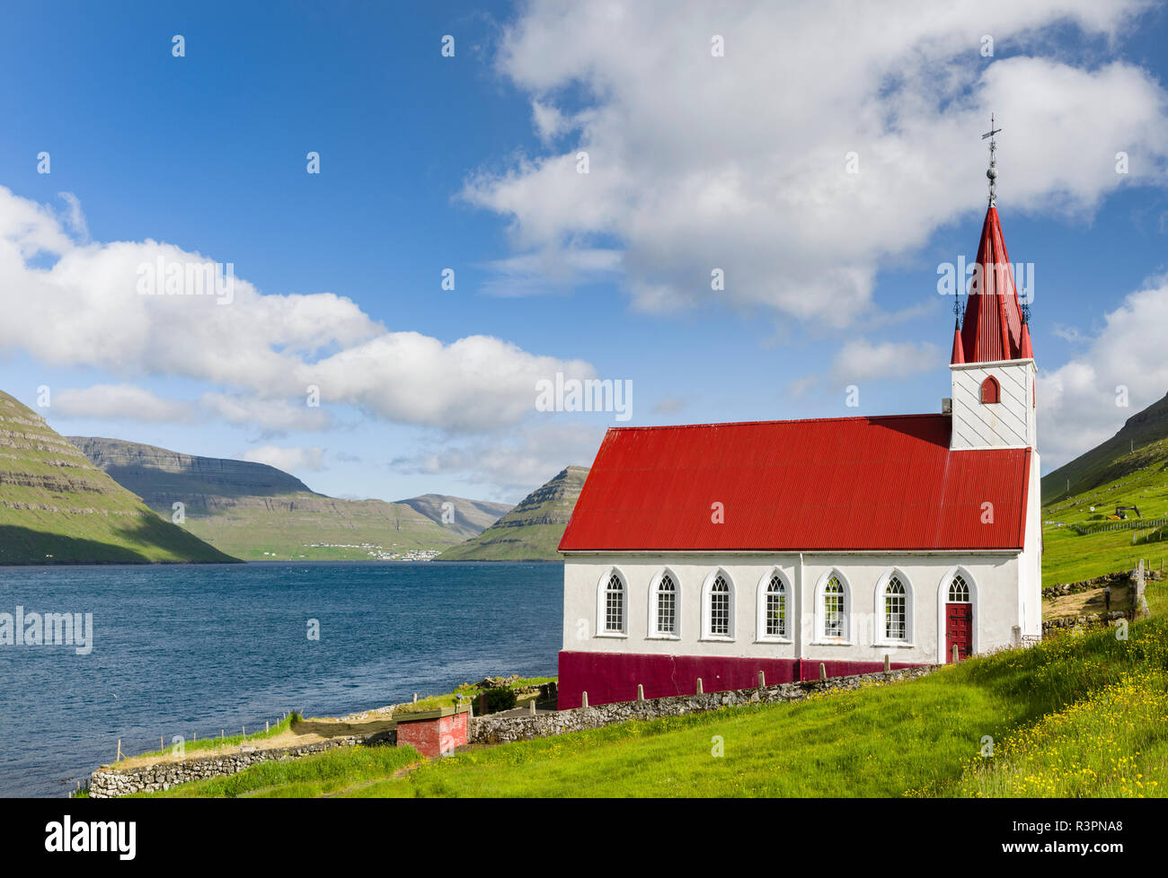 Die Kirche im Dorf Husar Auf Kalsoy, im Hintergrund die Insel Bordoy und Klaksvik. Färöer, Dänemark Stockfoto