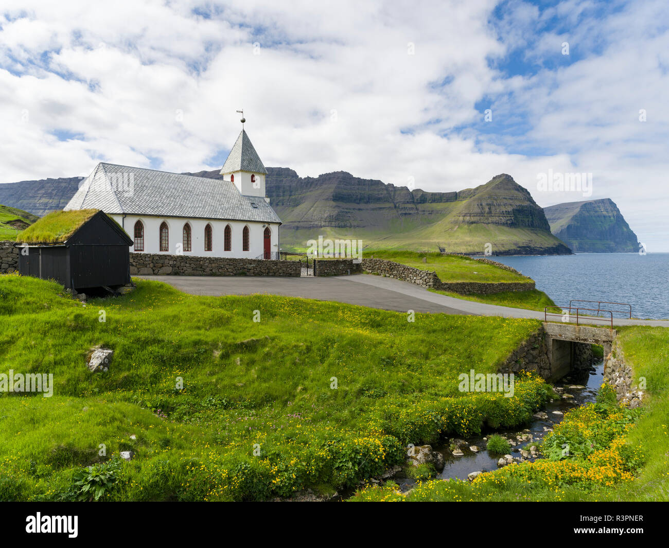 Dorf Vidareidi mit Kirche auf der Insel Vidoy. Blick Richtung Bordoy und Kunoy. Färöer, Dänemark Stockfoto
